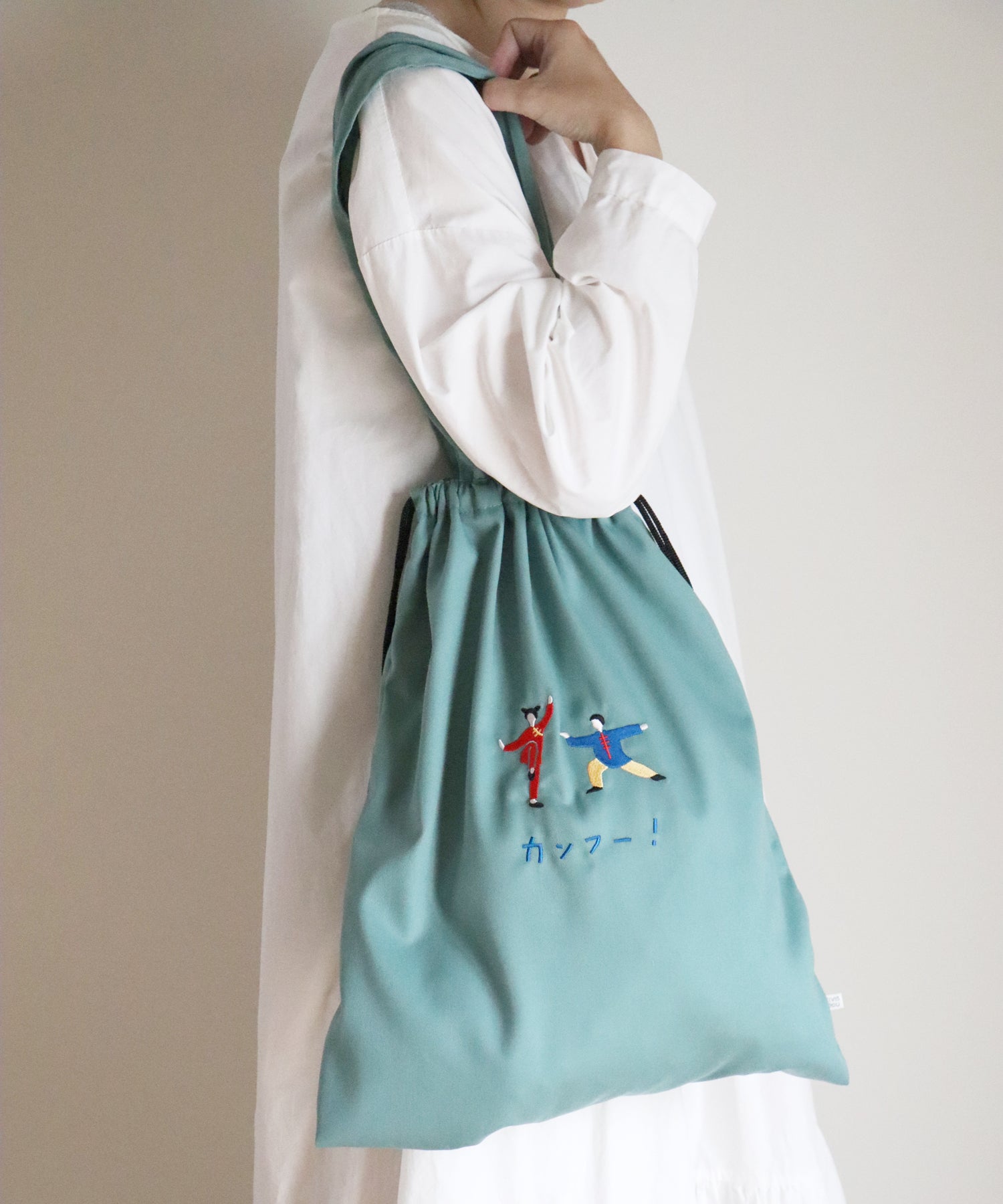★予約アイテム10％OFF★ コミカル刺繍 巾着バッグ