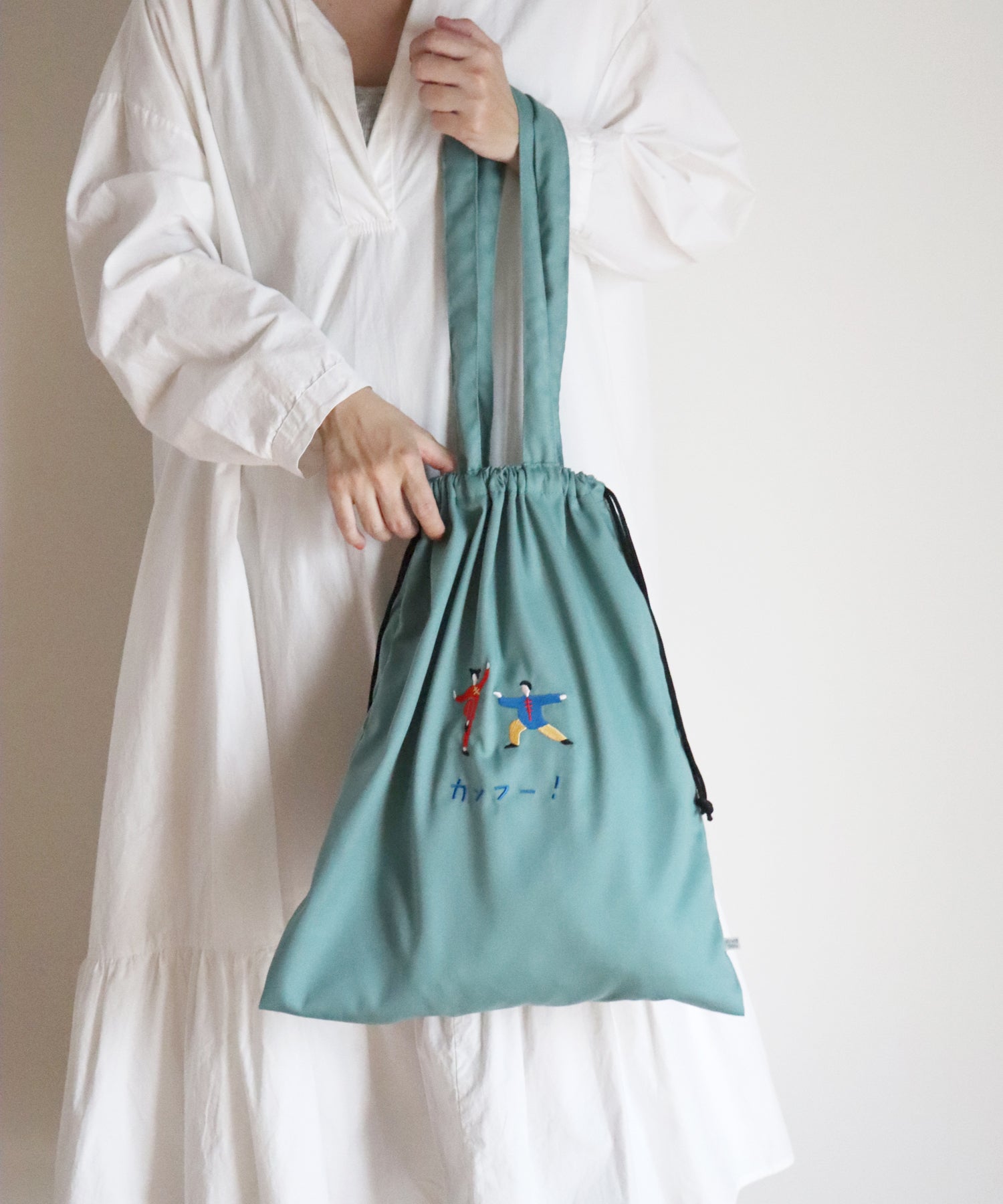 ★予約アイテム10％OFF★ コミカル刺繍 巾着バッグ