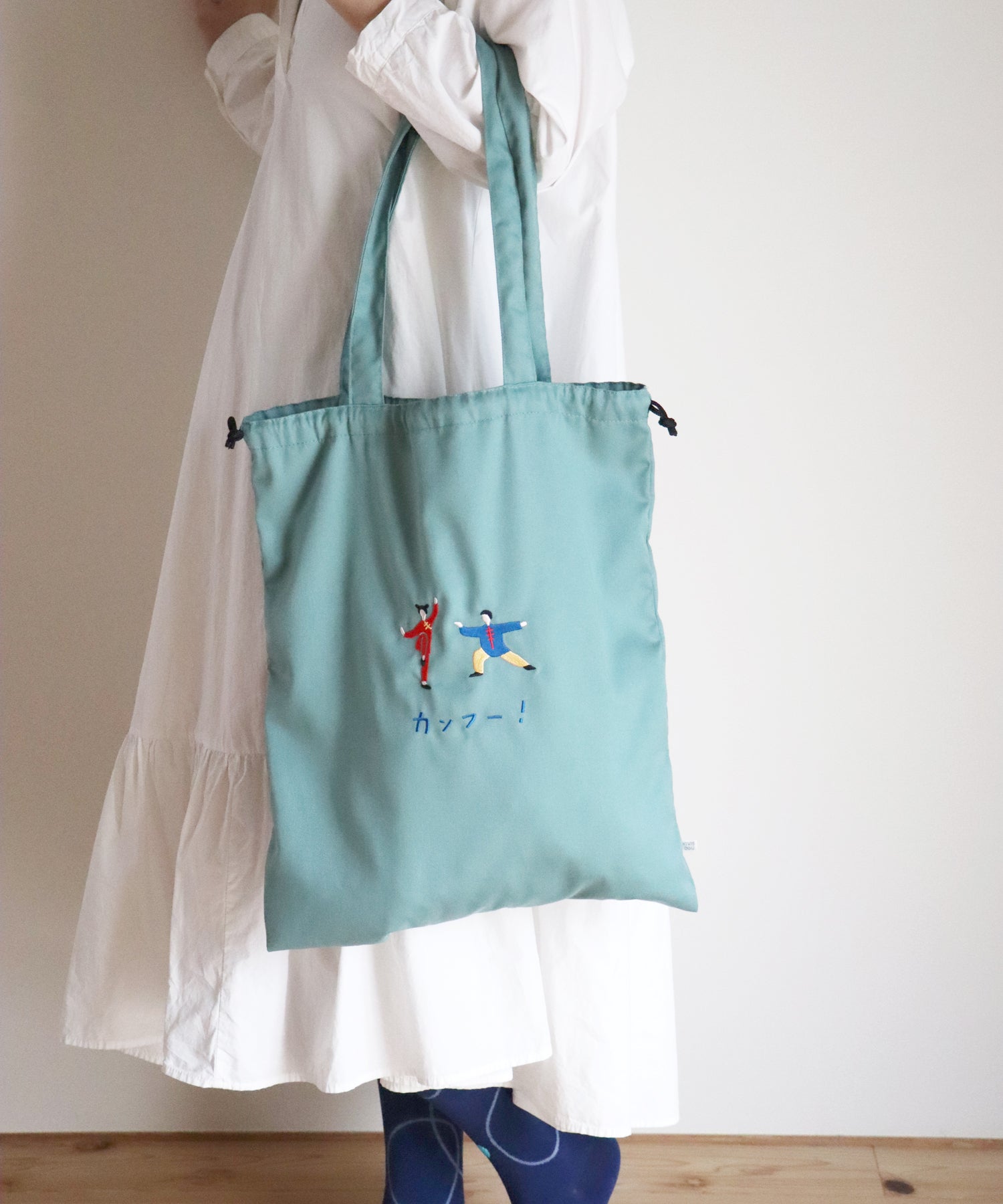 ★予約アイテム10％OFF★ コミカル刺繍 巾着バッグ