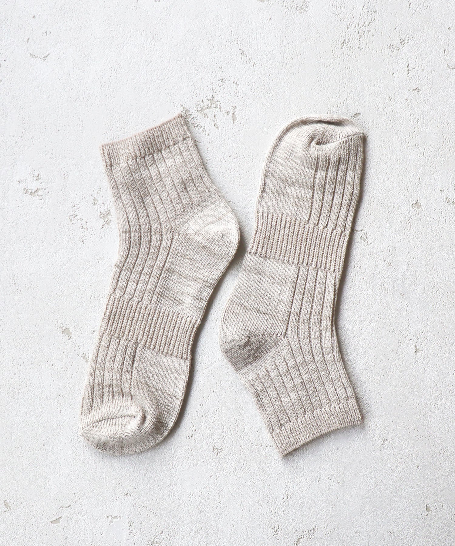 グレーベージュ