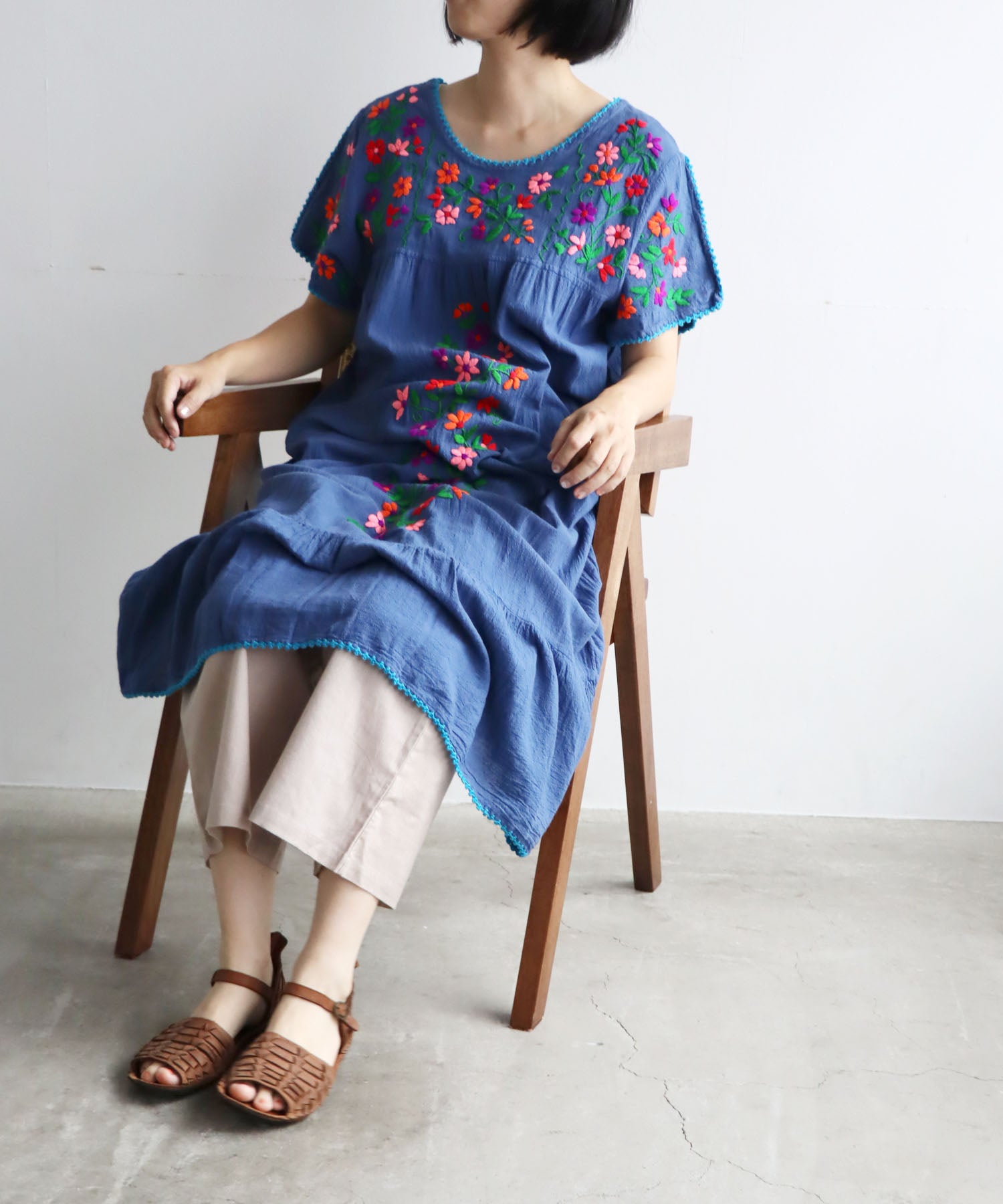 グレーベージュ