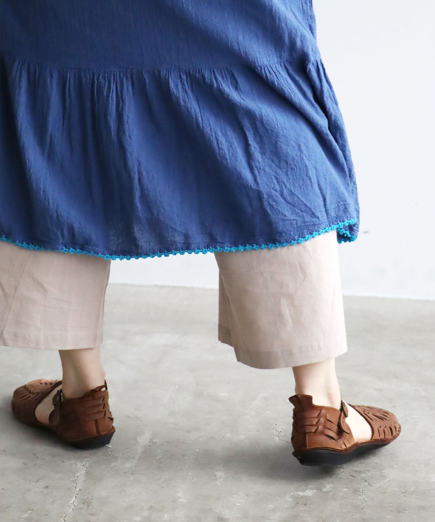 グレーベージュ