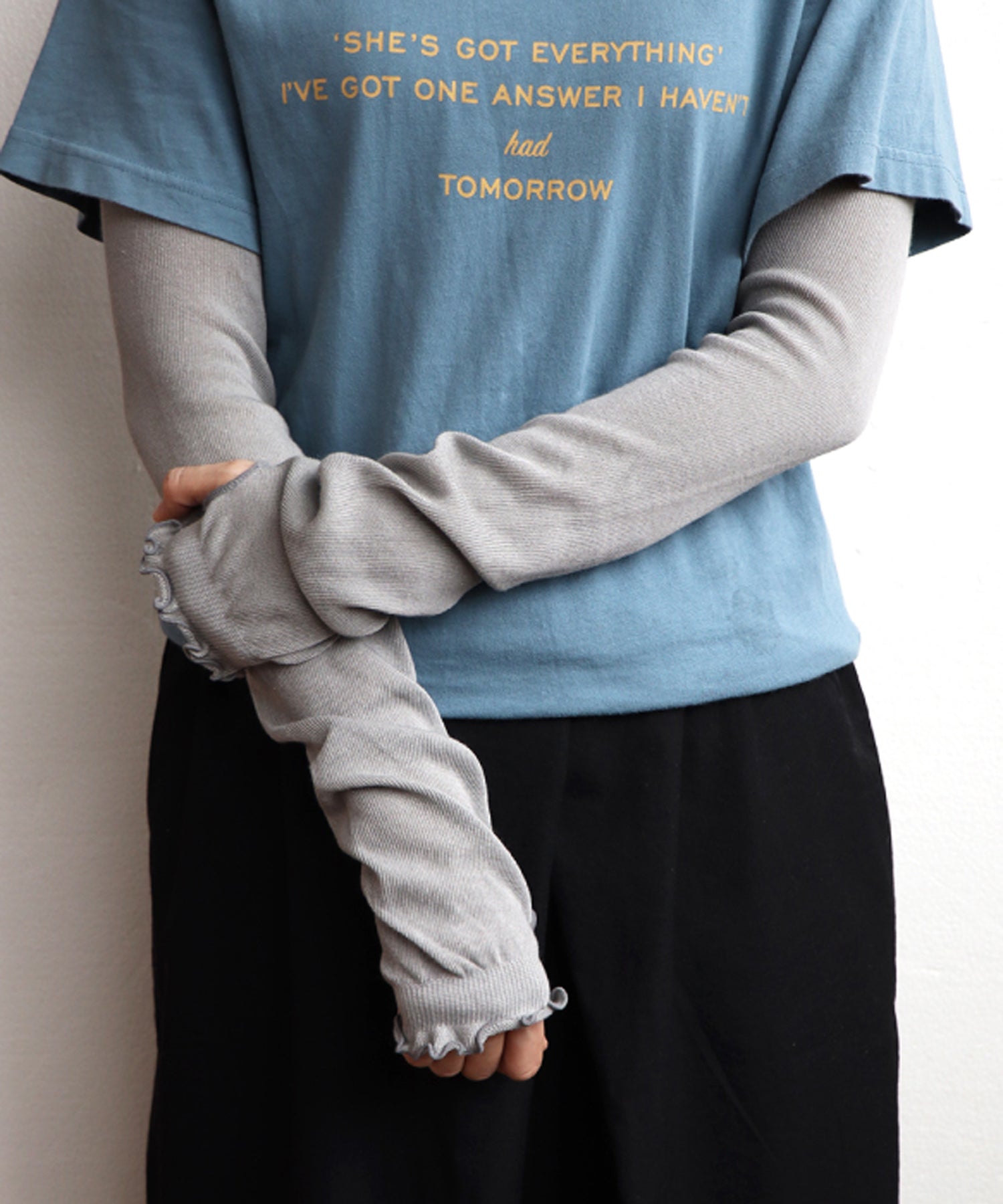 グレー